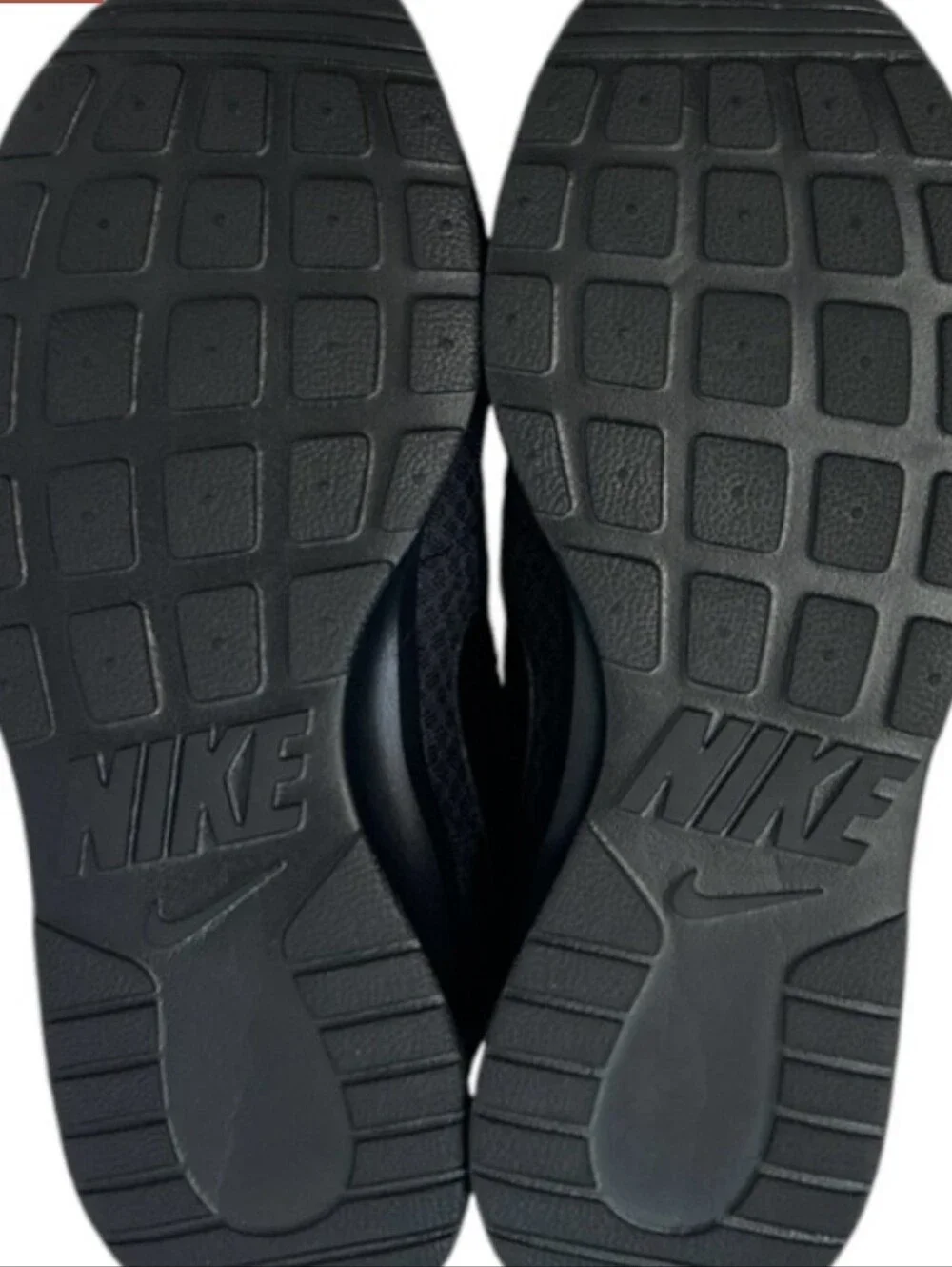 Nike Tanjun Sneakers Women’s Sz 8.5 Triple Black Walking Running Activewear Gym - Picture 3 of 3